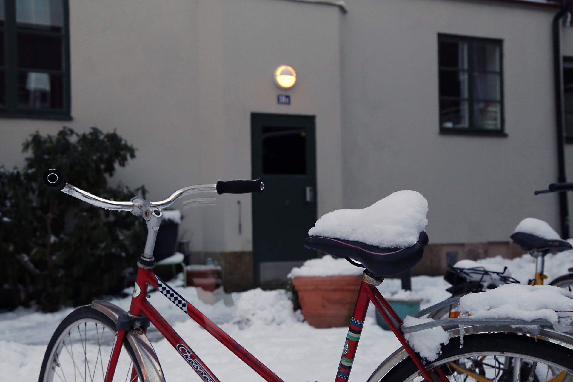 Vi arbetar intensivt med snöröjning efter kraftigt snöfall