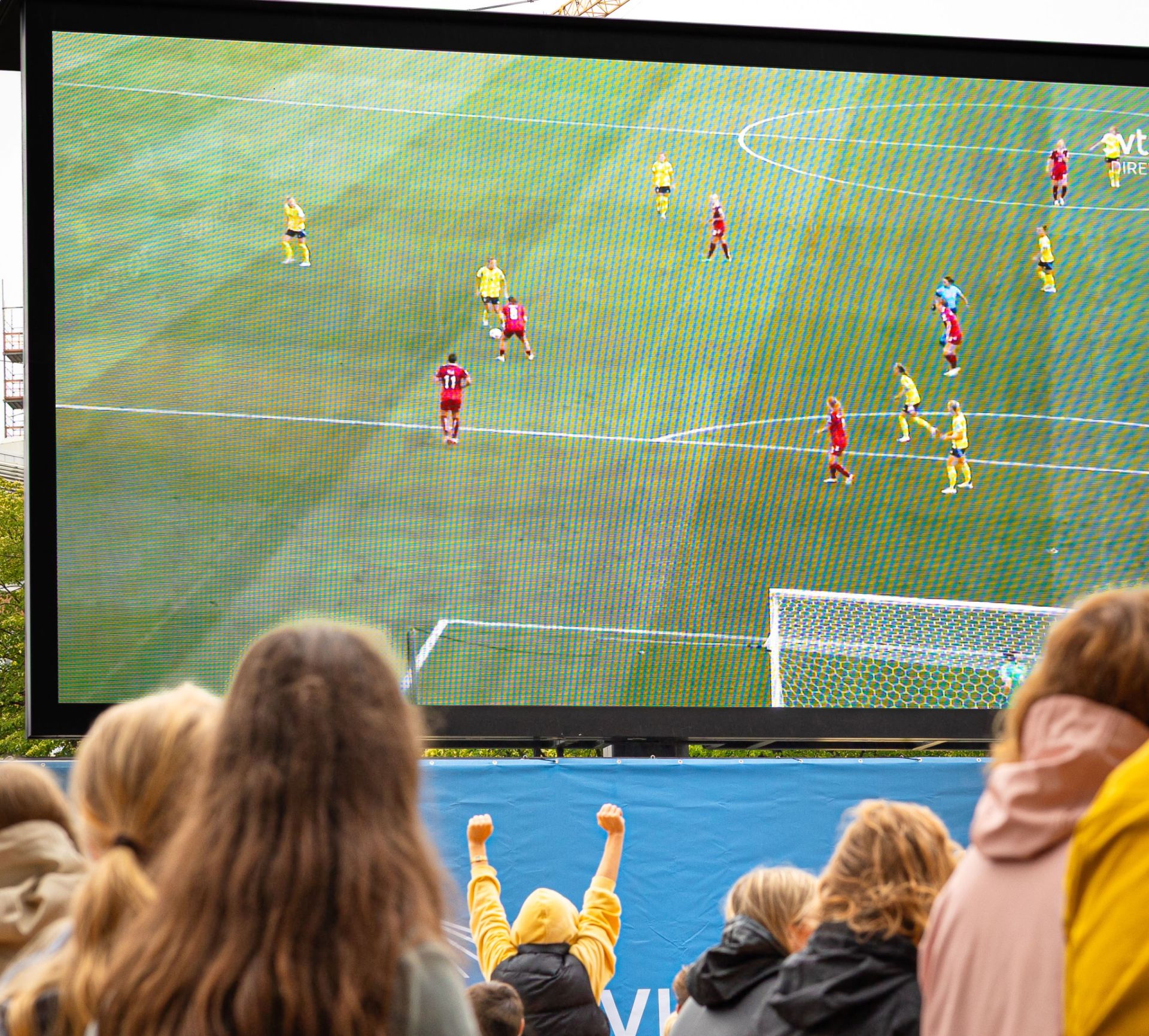 Se VM-matchen på storbild på midsommardagen!