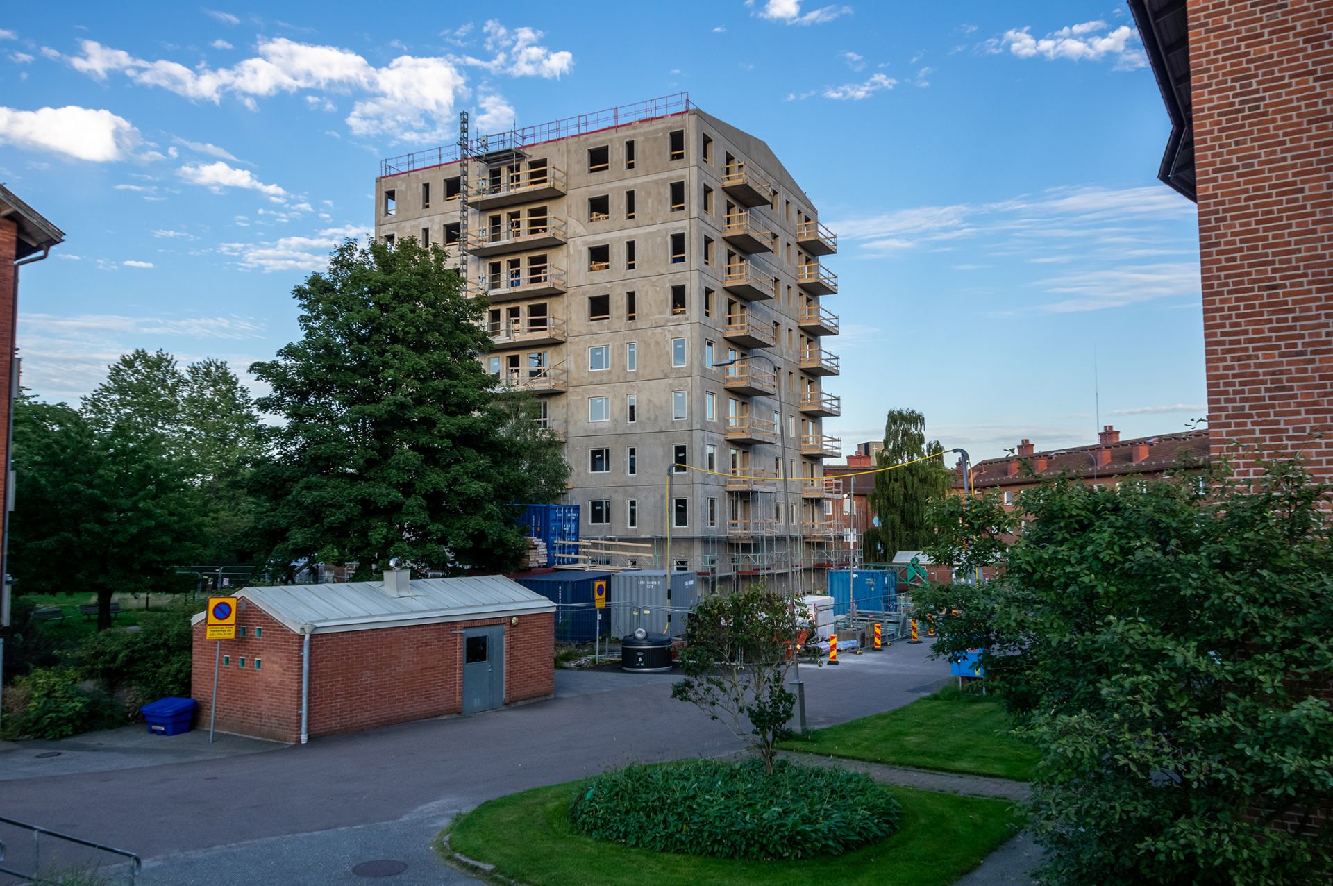 Bild på ett bostadshus som håller på att byggas