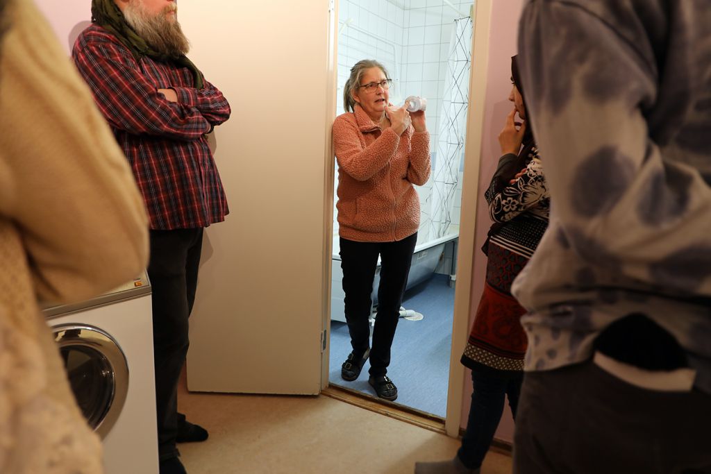 Bild på Susanne Ahl som står i dörröppningen till ett badrum