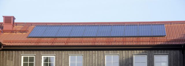 bild på solceller på ett hustak