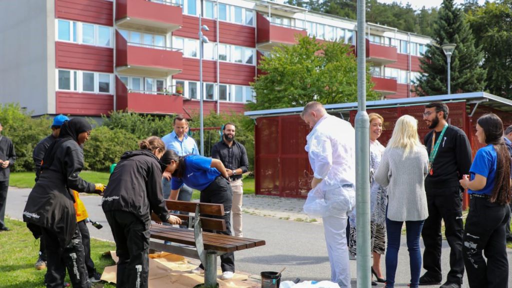         Ferieungdomarna i Bergsjön välkomnade Annika Strandhäll