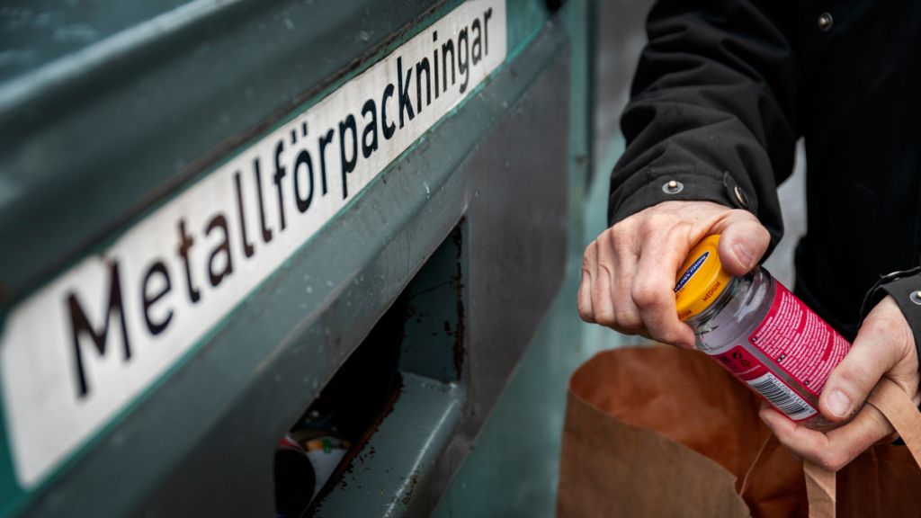 Sortering av avfall vid återvinningsstation. Foto: Frida Winter, Gbg Stad Sortering av avfall vid återvinningsstation. Foto: Frida Winter, Gbg Stad
