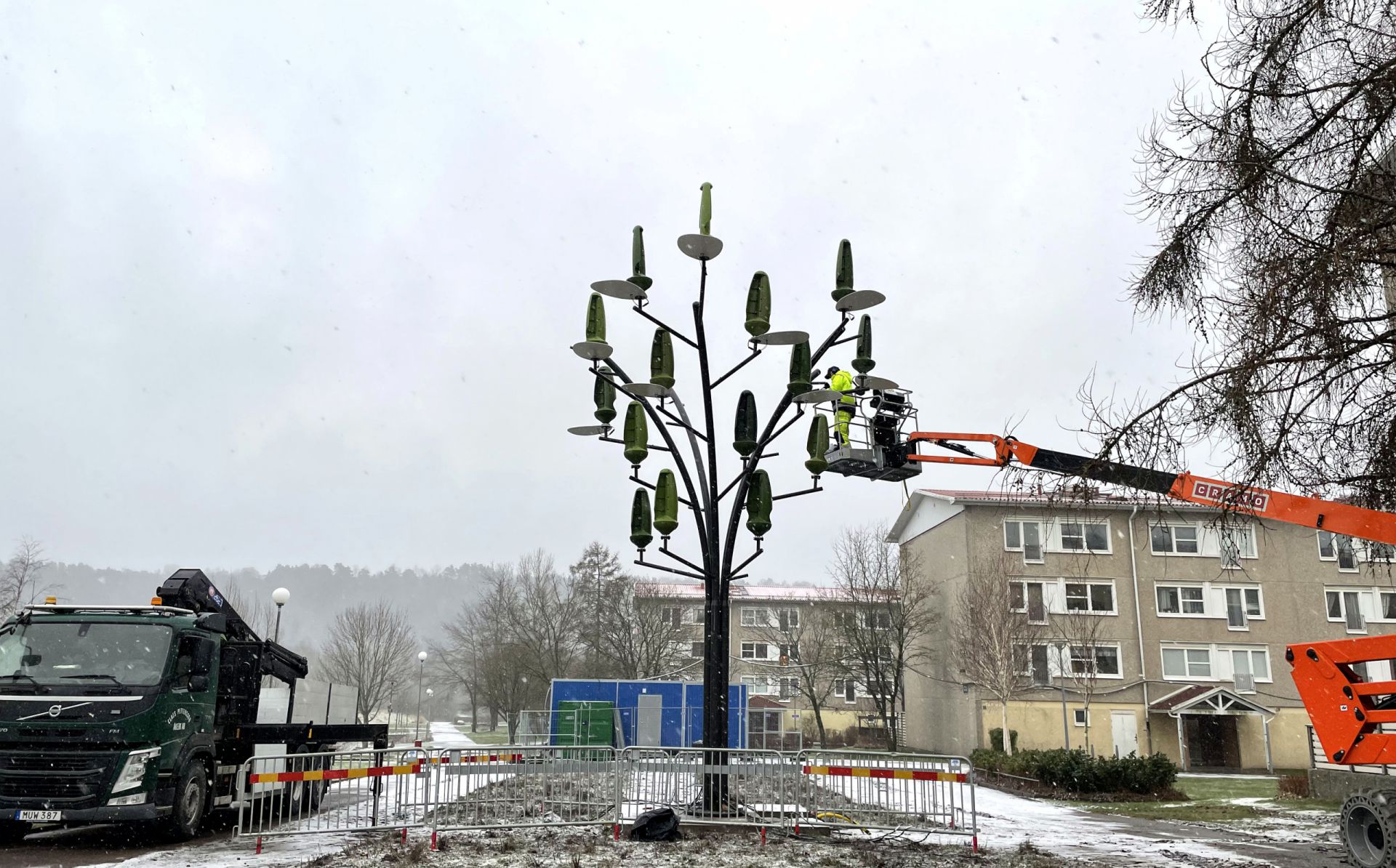 Nu står Göteborgs första sol- och vindträd i Eriksbo